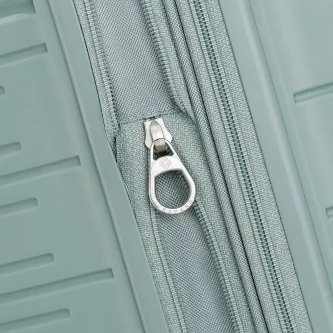 Elevation™ Plus hardside medium glider™ Elevation™ Plus hardside medium glider™